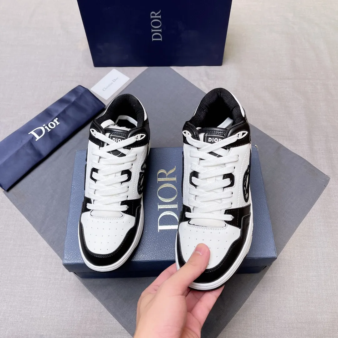 P420 Dior B57 low-top sneakers 2024 spring men's series new product launch [Celebrate][Celebrate][Celebrate], reinterpret the basketball shoe design and become Dior's classic item [strong][strong][strong], carefully crafted in black and cream white smooth cowhide, with beige suede, and the leather CD logo is displayed on the side Zhi, the tongue, sole and back side are decorated with various distinctive details to enhance the style[666][666], while the eyelet details, topstitching and rubber panels highlight the dynamic charm of its athletic style[strong][strong][strong]. It has a two-color rubber sole, which can be matched with various clothing to create a refined look. Size: 38 to 45 No. 067